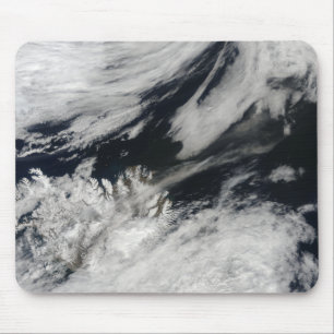 Eine blasse graue Aschenfeder brennt vom Gipfel Mousepad