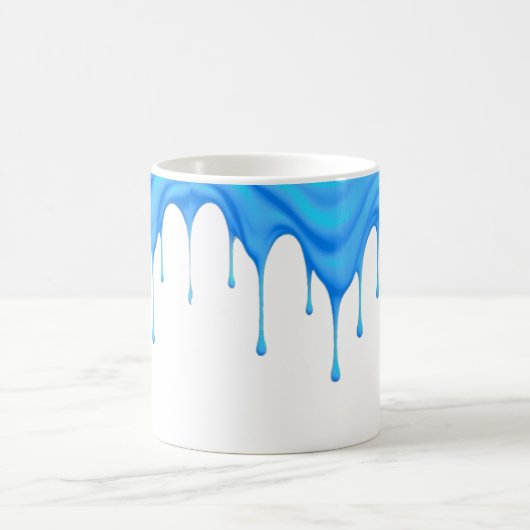 Eine blaue Creme fließt durch einen Mug. Kaffeetasse (Mittel)
