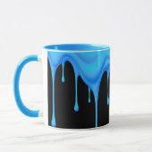 Eine blaue Flüssigkeit (Farbe, Creme, Eis) fließt. Tasse (Links)