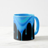 Eine blaue Flüssigkeit (Farbe, Creme, Eis) fließt. Tasse (VorderseiteRechts)