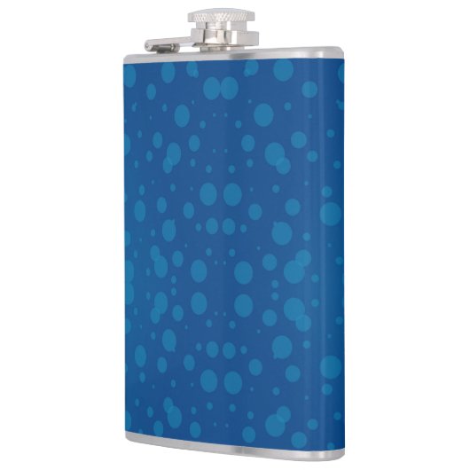 Eine blaue Taschenflasche mit silbernem Deckel  Flachmann (Links)