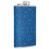 Eine blaue Taschenflasche mit silbernem Deckel  Flachmann (Rechts)