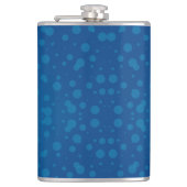 Eine blaue Taschenflasche mit silbernem Deckel  Flachmann (Vorderseite)