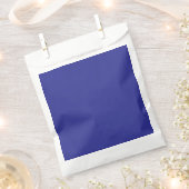 eine blaue Wand mit Uhr Geschenktütchen (Ausgeschnitten)