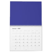 eine blaue Wand mit Uhr Kalender (Jan 2027)