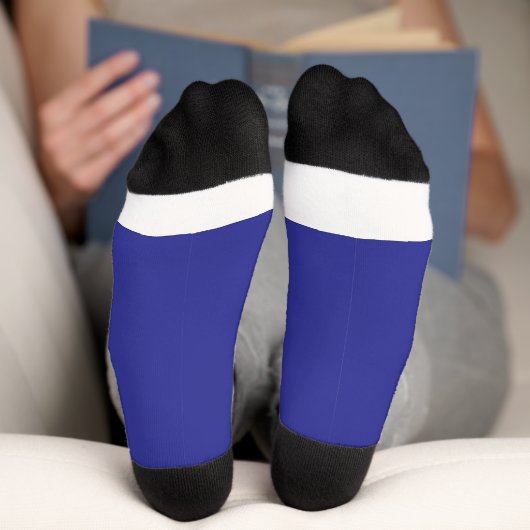 eine blaue Wand mit Uhr Socken (Unterseite)