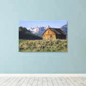 Eine Blockhütte und das Sawzahngebirge in Leinwanddruck (Insitu (Holzboden))