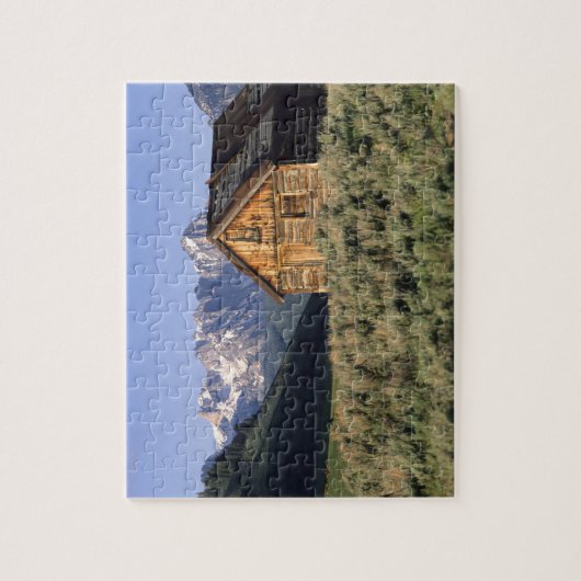 Eine Blockhütte und das Sawzahngebirge in Puzzle (Vertikal)