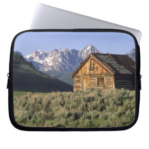 Eine Blockhütte und die Sawtooth-Berge in Laptopschutzhülle