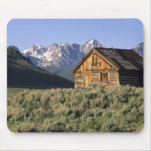 Eine Blockhütte und die Sawtooth-Berge in Mousepad
