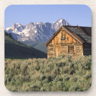 Eine Blockhütte und die Sawtooth Mountains in Getränkeuntersetzer