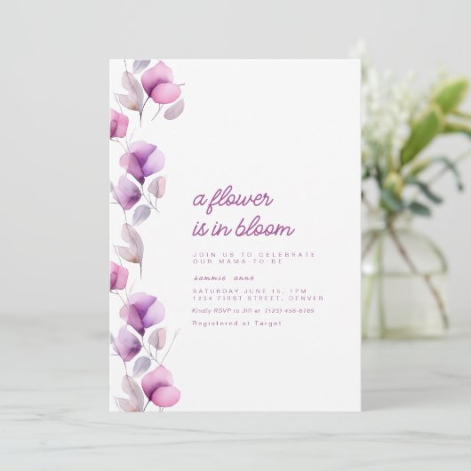 Eine Blume befindet sich in der Blütendusche Lila. Einladung (Stehend Vorderseite)