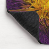 Eine Blume in der dunklen (lila) Mausunterlage Mousepad (Ecke)