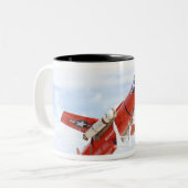 Eine BQM-74E Chukar-Drohne für den Start bereit Zweifarbige Tasse (Vorderseite Links)