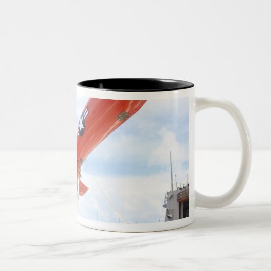 Eine BQM-74E Chukar-Drohne für den Start bereit Zweifarbige Tasse (Rechts)