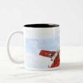 Eine BQM-74E Chukar-Drohne für den Start bereit Zweifarbige Tasse (Links)