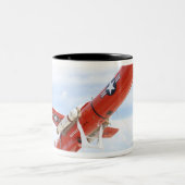 Eine BQM-74E Chukar-Drohne für den Start bereit Zweifarbige Tasse (Mittel)