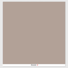 eine braune Mauer mit Aufkleber