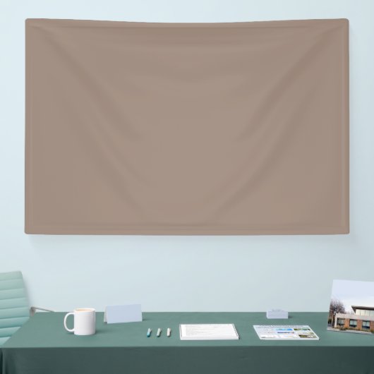 eine braune Mauer mit Banner (Messe)