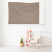 eine braune Mauer mit einer Uhr darauf Banner (Insitu)