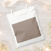 eine braune Mauer mit einer Uhr darauf Geschenktütchen (Ausgeschnitten)