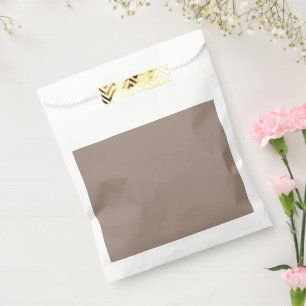 eine braune Mauer mit einer Uhr darauf Geschenktütchen