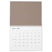 eine braune Mauer mit einer Uhr darauf Kalender (Mär 2027)