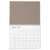 eine braune Mauer mit einer Uhr darauf Kalender (Feb 2027)