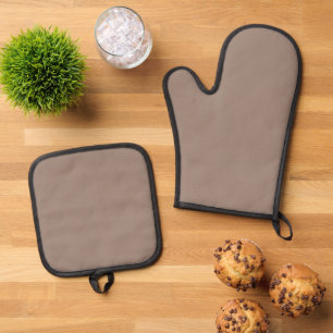 eine braune Mauer mit einer Uhr darauf Ofenhandschuh & Topflappen-Set