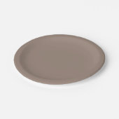 eine braune Mauer mit einer Uhr darauf Pappteller (Schrägansicht)
