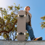 eine braune Mauer mit einer Uhr darauf Skateboard<br><div class="desc">Das Bild ist ein nahes Bild einer beigen Wand,  die als Teil eines Gebäude zu sehen scheint. Die Wand ist glatt und hat eine einheitliche Struktur,  die ihr ein schlichtes und einfaches Aussehen verleiht.</div>