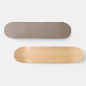 eine braune Mauer mit einer Uhr darauf Skateboard (Horizontal)