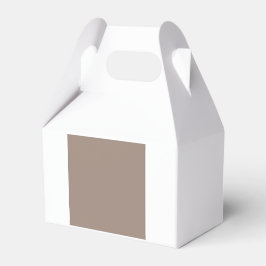 eine braune Mauer mit Geschenkschachtel