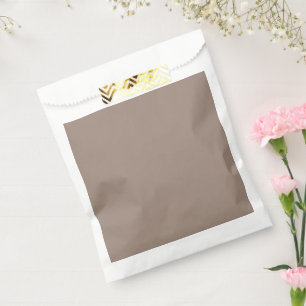 eine braune Mauer mit Geschenktütchen