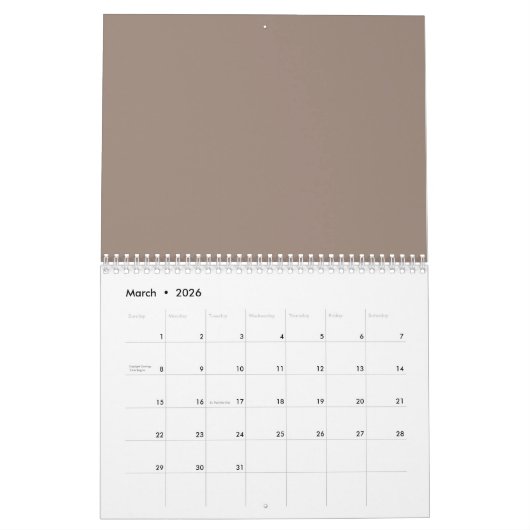 eine braune Mauer mit Kalender (Mär 2026)