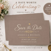 eine braune Mauer mit Save The Date
