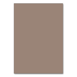 eine braune Mauer mit Tischnummer