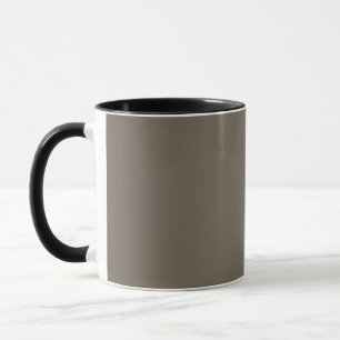eine braune Wand mit einer schwarz-weißen Uhr Tasse