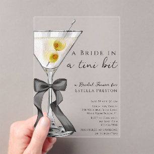 Eine Braut bei einem Bridal Shower mit einem leich Acryleinladungen