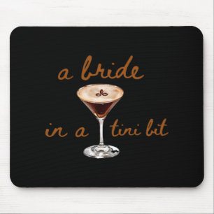 Eine Braut in einem Kaffee im Tini-Bit-Stil Mousepad