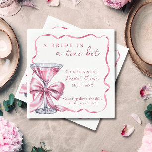 Eine Braut in einem kleinen bisschen Pink Martini- Serviette