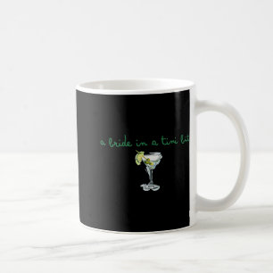Eine Braut in einem winzigen Bride Schwanz Martini Kaffeetasse