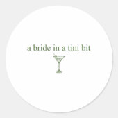 Eine Braut in einem winzigen Bride Schwanz Martini Runder Aufkleber (Vorderseite)