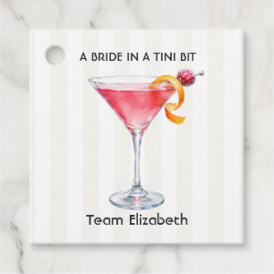 Eine Braut in einem winzigen rosa Martini-Junggese Geschenkanhänger