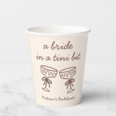 Eine Brille in einem Tini-Bit Espresso Martini Bac Pappbecher (Rückseite)