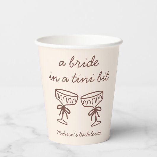 Eine Brille in einem Tini-Bit Espresso Martini Bac Pappbecher (Rückseite)