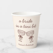 Eine Brille in einem Tini-Bit Espresso Martini Bac Pappbecher (Vorderseite)