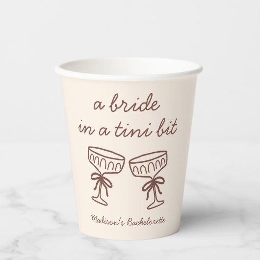 Eine Brille in einem Tini-Bit Espresso Martini Bac Pappbecher (Vorderseite)