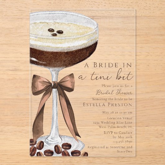 Eine Brille in einem Tini Bit Martini-Brautparty Acryleinladungen (Vorderseite)