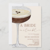 Eine Brille in einem Tini-Bit Martini-Brautparty Einladung (Vorderseite)